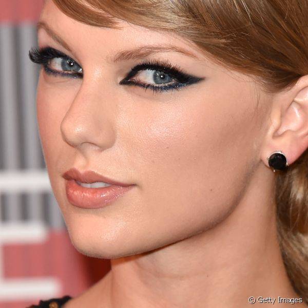 Taylor Swift usou o delineador preto para criar um olhar gr?fico poderoso